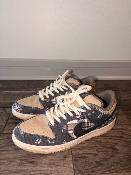 Nike x Travis Scott SB Dunk Low  - Beige, Black - Picture 4 of 6